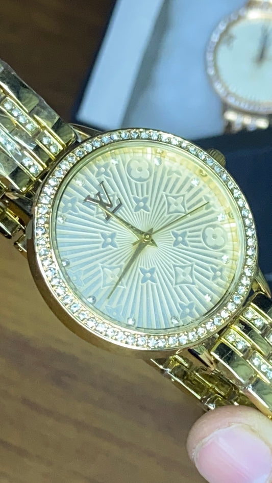 woman stone model demanding article