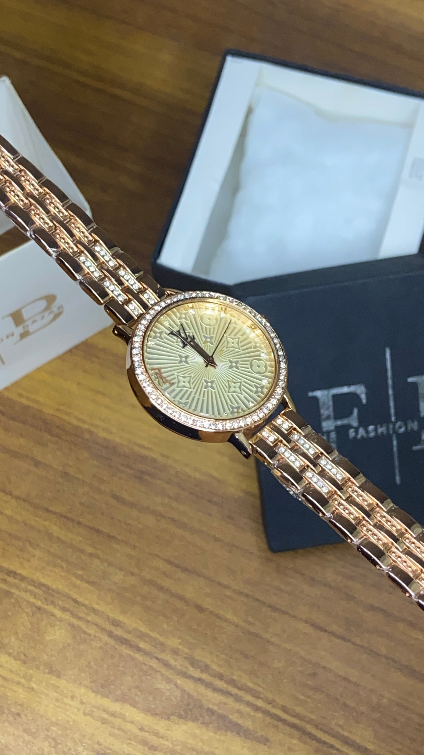 woman stone model demanding article